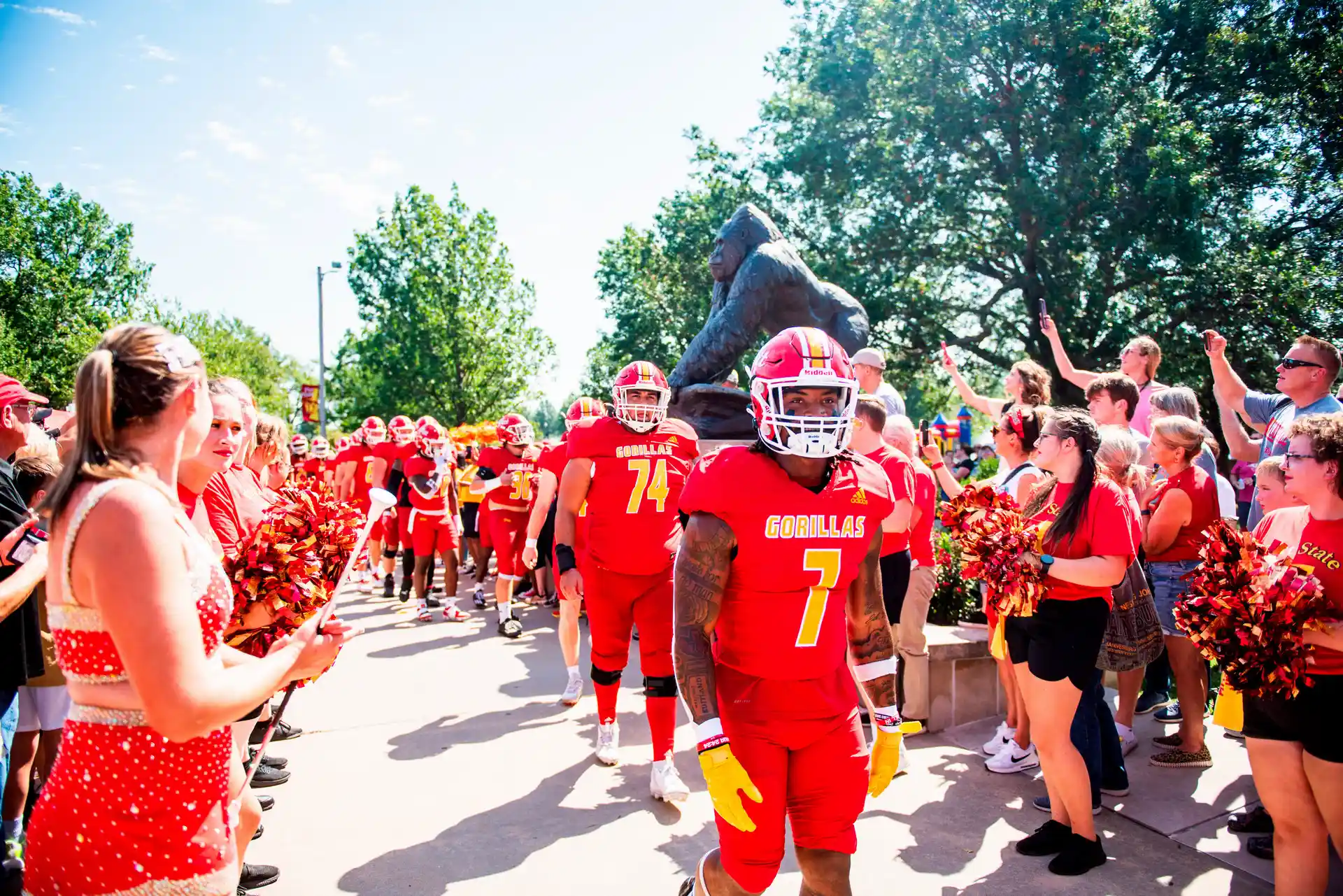 Family day gorilla walk 1920w