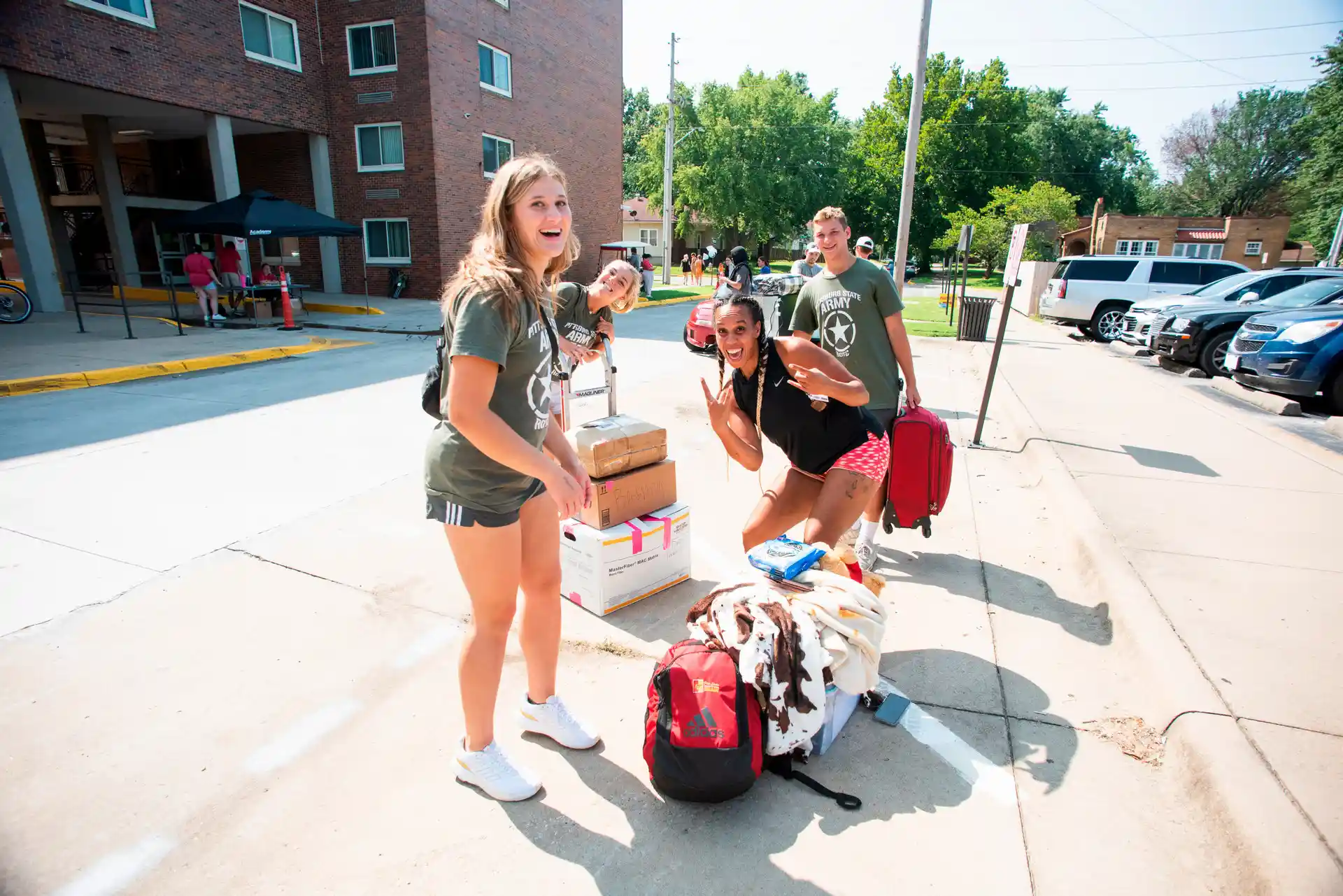 students moving in