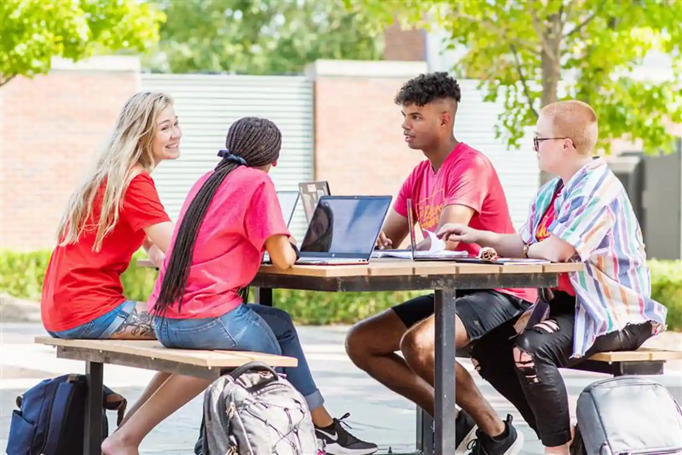 Diversity students on the oval 1400w