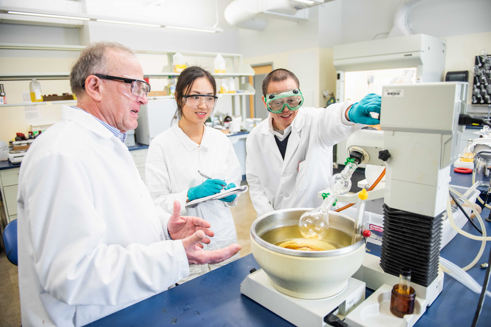 professors-and-student-lab-960w