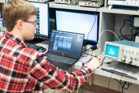 Electriconics engineering class for construction majors at Pittsburg State University