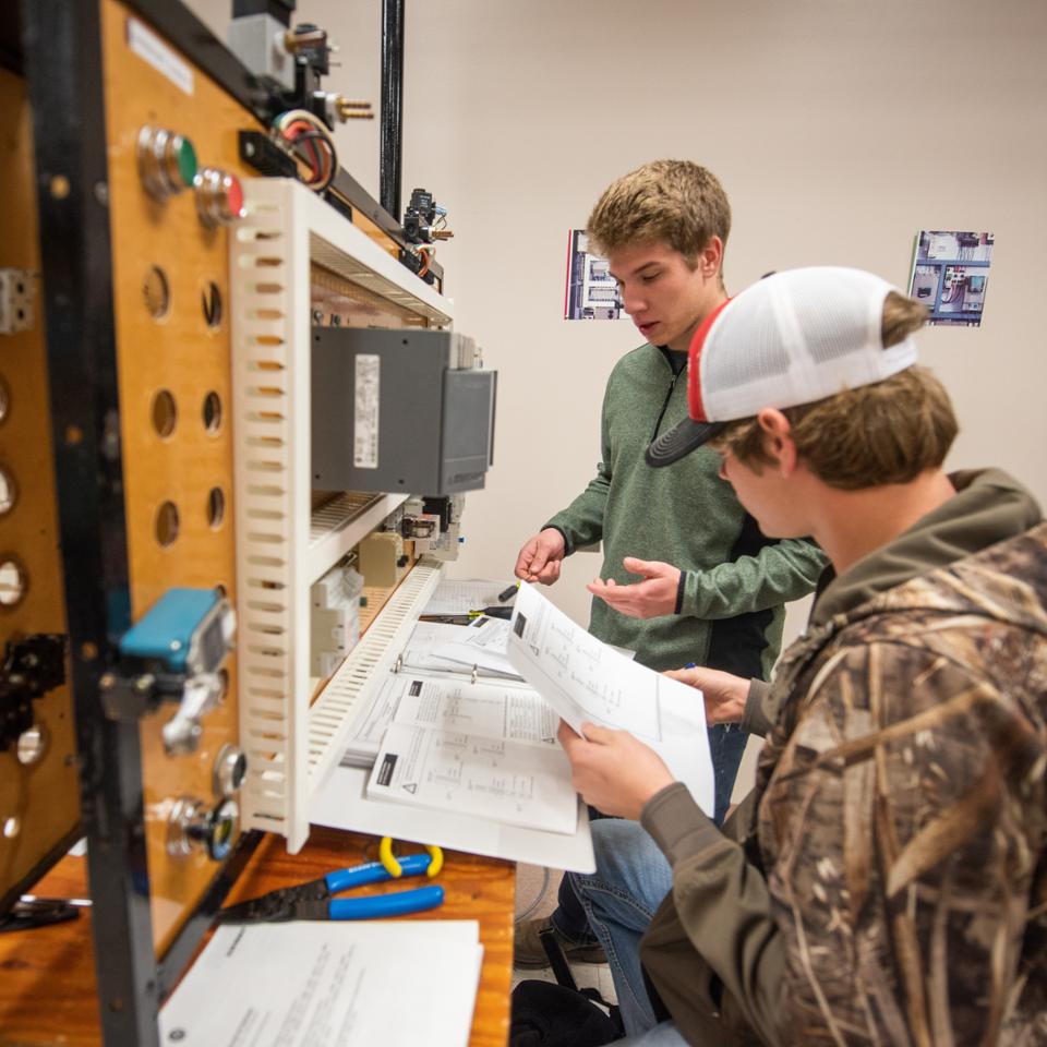 College students become electricians at pitt state