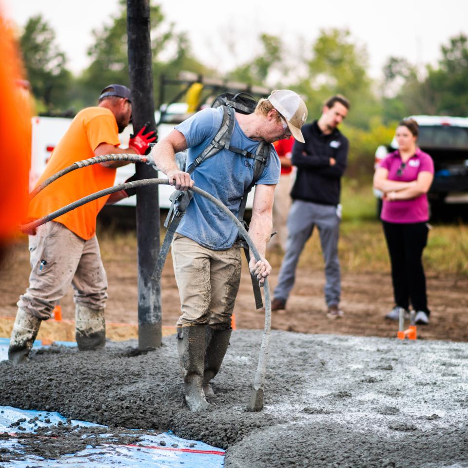 Pitt State college students concrete pouring lab for technology major at kansas technology center